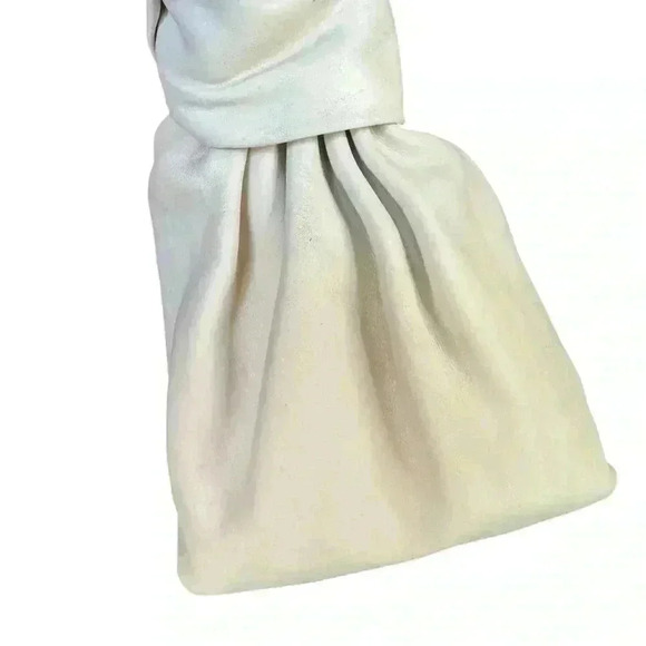 Bottega Benetta Double Knot Leather Handbag . - Picture 6 of 15